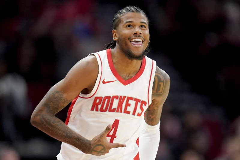 El base de los Houston Rockets, Jalen Green (4), reacciona tras anotar una canasta de tres puntos contra los San Antonio Spurs durante la segunda mitad de un partido de pretemporada de la NBA.