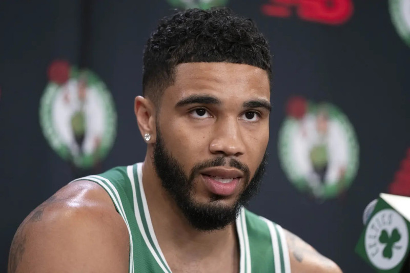 Jayson Tatum, de los Boston Celtics, habla en una conferencia de prensa durante el día de prensa del equipo de baloncesto de la NBA, el martes 24 de septiembre de 2024, en Boston.