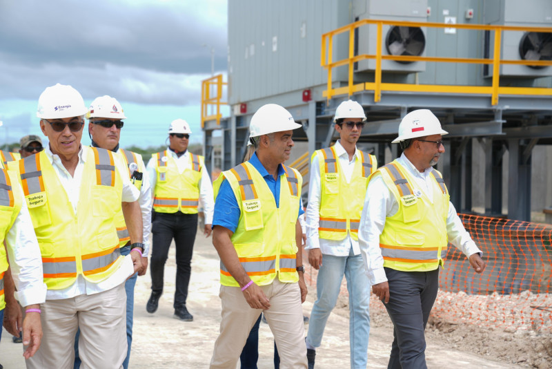 Ministro Joel Santos durante el recorrido por la Central Térmica Manzanillo Power Land.