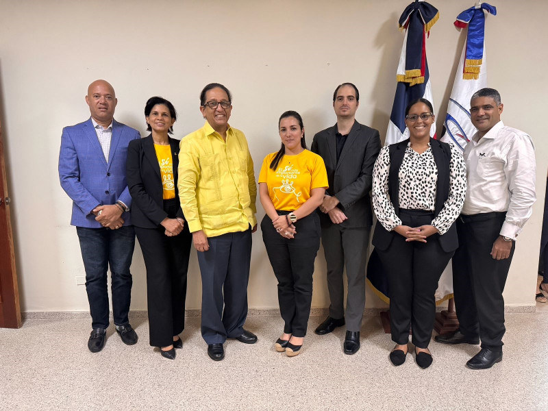 El doctor José Juan Castillos Almonte junto a parte del equipo del Incort