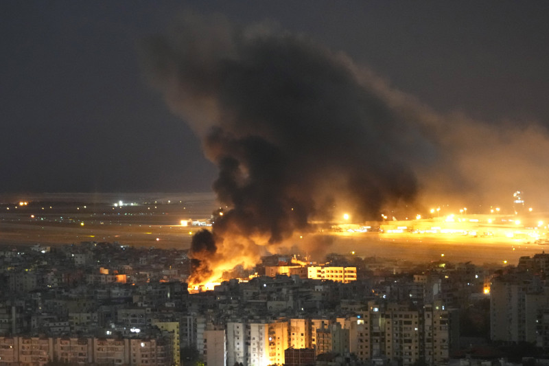 Llamas y humo se elevan tras un ataque aéreo israelí en Dahiyeh,