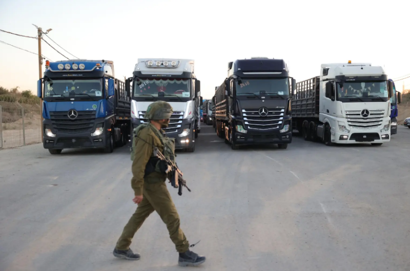 Un soldado israelí vigila el tránsito de camiones con ayuda para Gaza por el cruce de Erez, el 21 de octubre de 2024