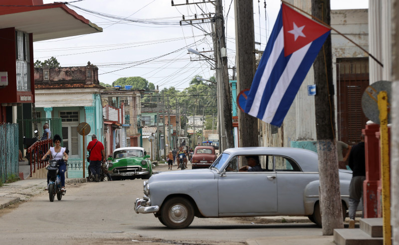 ACTUALIZA INFORMACIÓN - AME9838. BEJUCAL (CUBA), 22/10/2024.- Vista general de una calle este martes en el poblado de Bejucal, al sur de La Habana (Cuba). La compañía estatal Unión Eléctrica (UNE) de Cuba informó este martes que ya logró completar la reconexión de todo el país al Sistema Eléctrico Nacional (SEN), cuatro días después del apagón total que sufrió la isla el pasado viernes. EFE/ Ernesto Mastrascusa