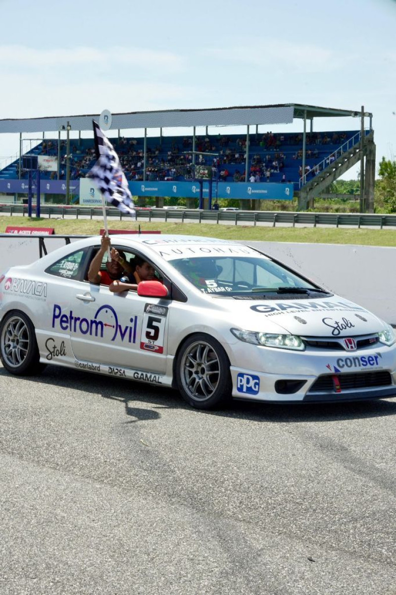 Tonino Aybar celebra haciendo el recorrido de la victoria por el trazado del el Speedway Park Las Américas luego de ganar la primera carera de la categoría ST.