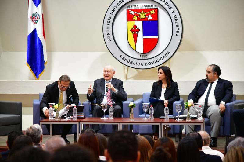 foro realizado en el auditorio de la Pontificie Universidad Católica Madre y Maestra (Pcmm), representantes de ambos sectores continuaron los debates con relación a la cesantía aunque la misma fue dejada en la propuesta tal y como está plasmado en el código laboral vigente.