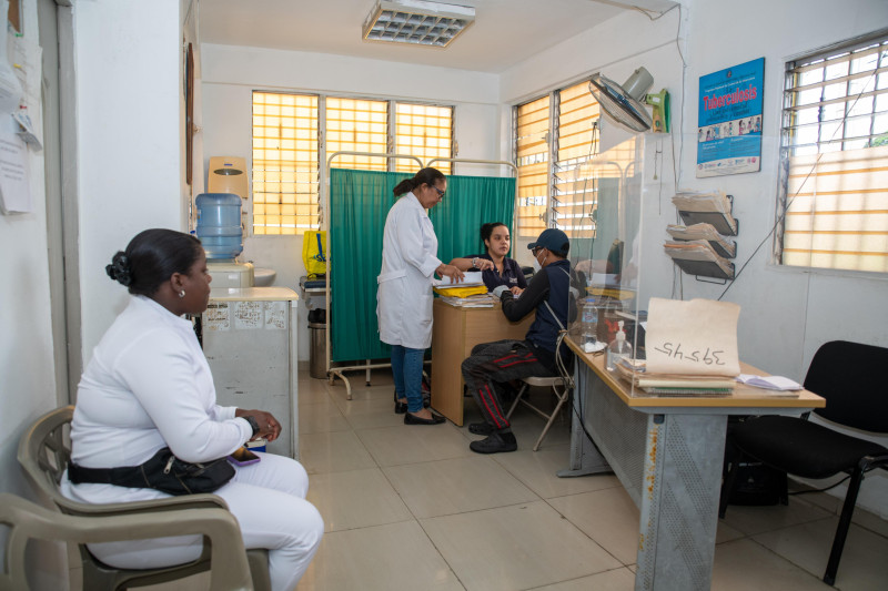 En hospital de Las Caobas se necesita, de urgencia inmediata, un médico internista, la ampliación de los servicios de emergencia y un equipo de seguridad.