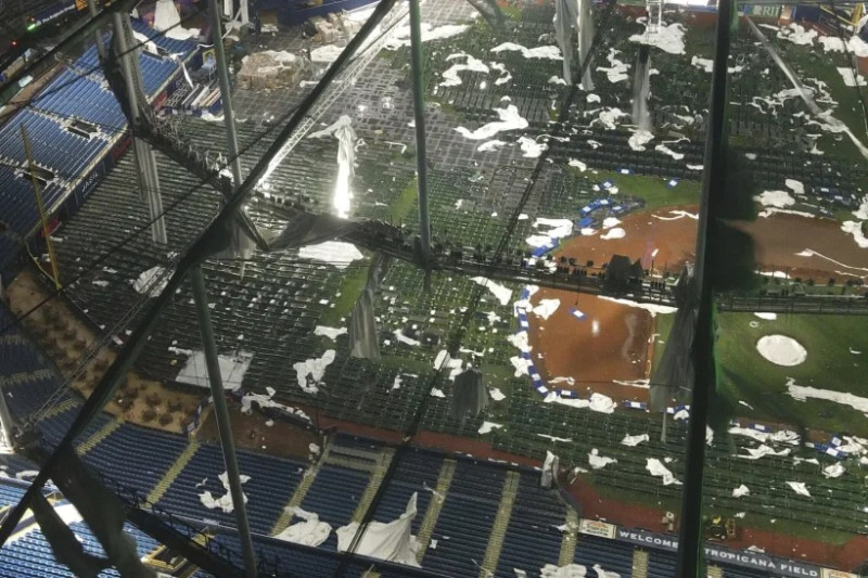 Imágenes captadas por un dron muestran los daños en el techo del Tropicana Field, el estadio de los Rays de Tampa Bay de la MLB tras el paso del huracán Milton.