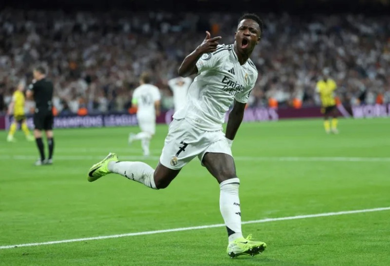 El delantero brasileño del Real Madrid Vinicius Junior celebra su segundo gol durante el partido ante el Borussia Dortmund en el Santiago Bernabéu.