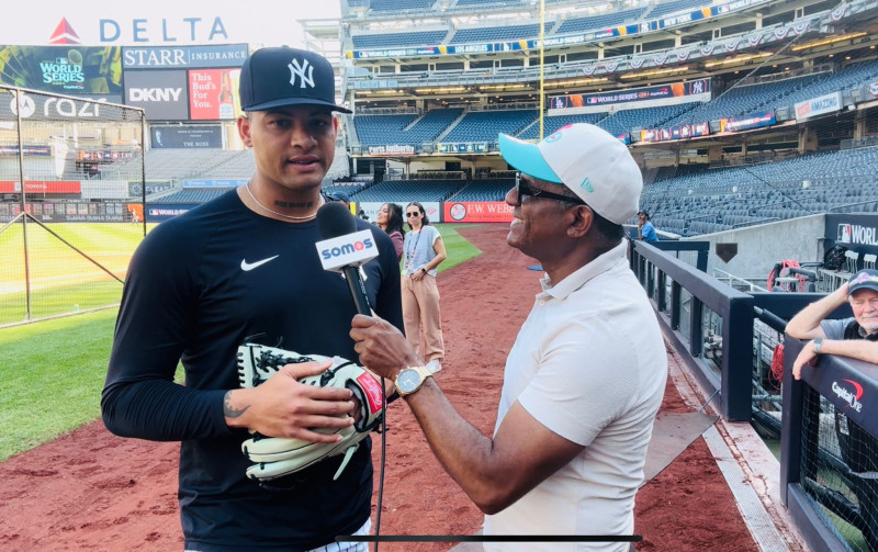 Luis Gil siendo entrevistado por Daniel Reyes en el Yankee Stadium de Nueva York.