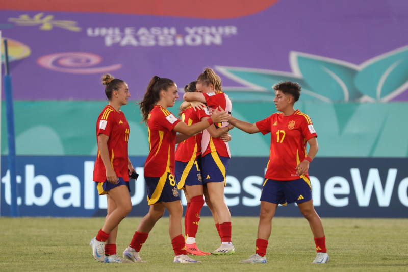 España celebra su triunfo ante Colombia.