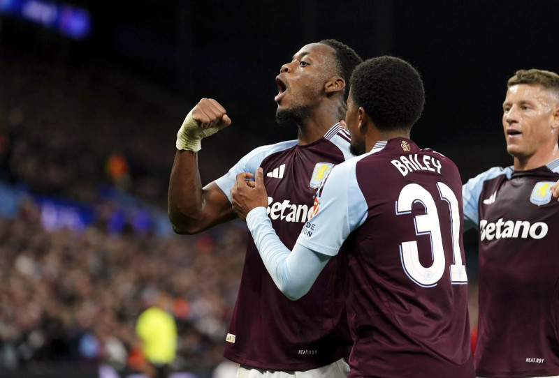 Jhon Duran, del Aston Villa, a la izquierda, celebra el segundo gol de su equipo durante el partido de fútbol de la fase inaugural de la Liga de Campeones contra el Bolonia en el Villa Park de Birmingham.