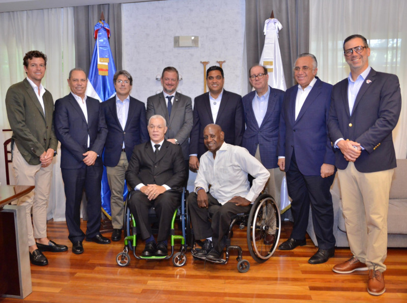 El ministro Kelvin Cruz y el presidente del Comité Internacional Paralímpico Andrew Parsons junto a una comitiva del movimiento olímpico y paralímpico nacional y ejecutivos de CRESO, incluido su presidente Felipe Vicini. Al frente Eladio Agramonte y Bienvenido Zorrilla.