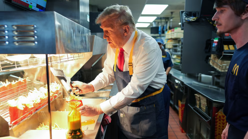 El expresidente Donald Trump trabajó en la freidora de un McDonald's.