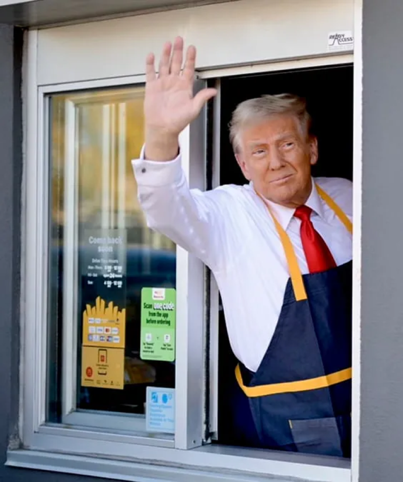 Trump saluda a clientes en el local de la franquicia que visitó en Feasterville-Trevose, Pensilvania.