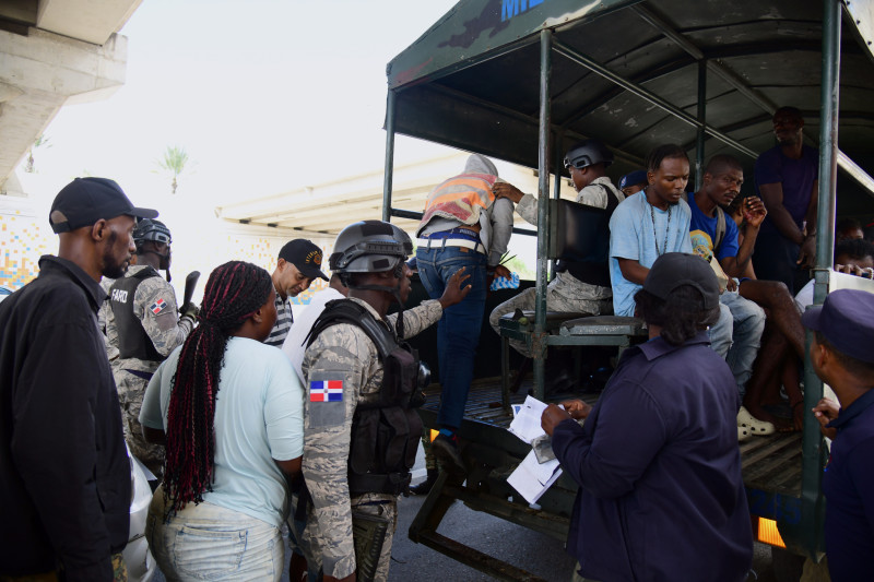 Personal de Migración y miembros del Ejército continúan los operativos de repatriación de haitianos indocumentados.