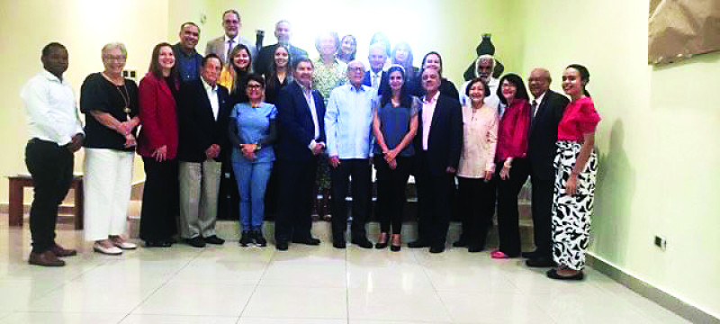 Los médicos reconocidos junto a autoridades de la universidad estatal.