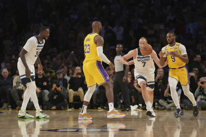 LeBron James, de los Lakers, le pasa el balón a su hijo Bronny durante el partido de la NBA frente a los Timberwolves de Minnesota.