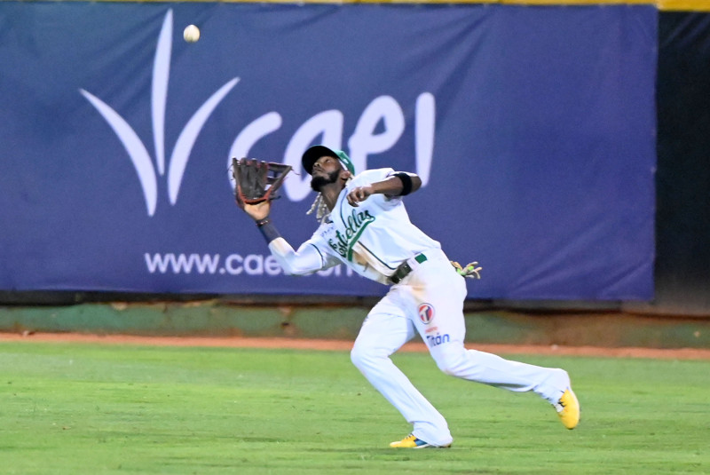 Raimel Tapia, de las Estrellas, realiza una jugada defensiva en el encuentro frente a las Águilas Cibaeñas.