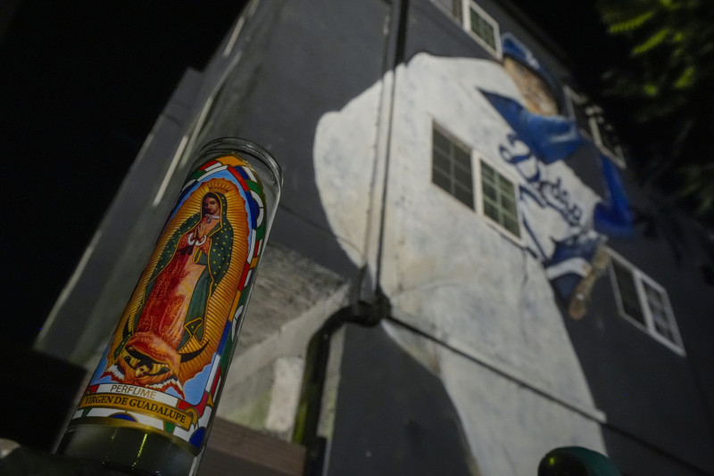 Una vela votiva con la imagen de la Virgen de Guadalupe