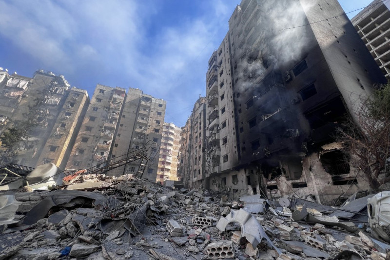 Una imagen muestra la destrucción debido a un ataque aéreo israelí un día antes en el barrio de Haret Hreik en los suburbios del sur de Beirut el 23 de octubre de 2024.