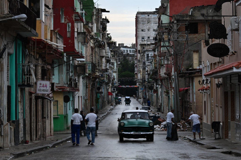 La gente camina por una calle durante el cuarto día de un corte de energía masivo en La Habana el 21 de octubre de 2024.