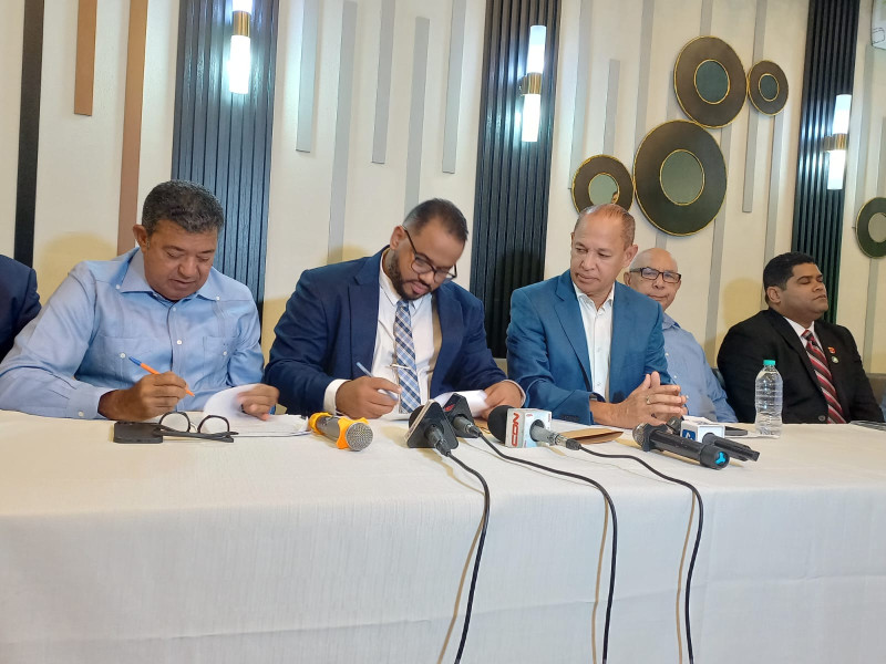 Dirigentes de oposición durante firma de solicitud para realizar elecciones en La Vega