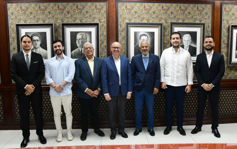 Participantes del desayuno de Listín Diario.