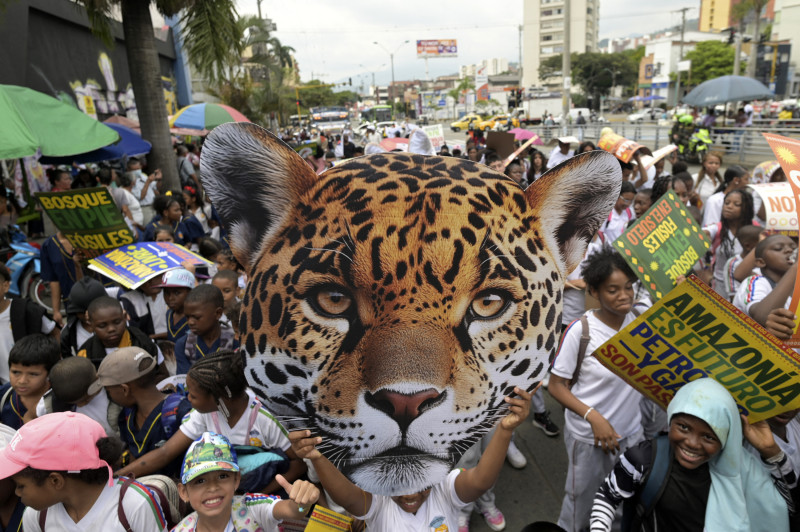 La gente participa en un desfile de cultura tradicional en el marco de la cumbre COP16 en Cali, Colombia, el 22 de octubre de 2024.