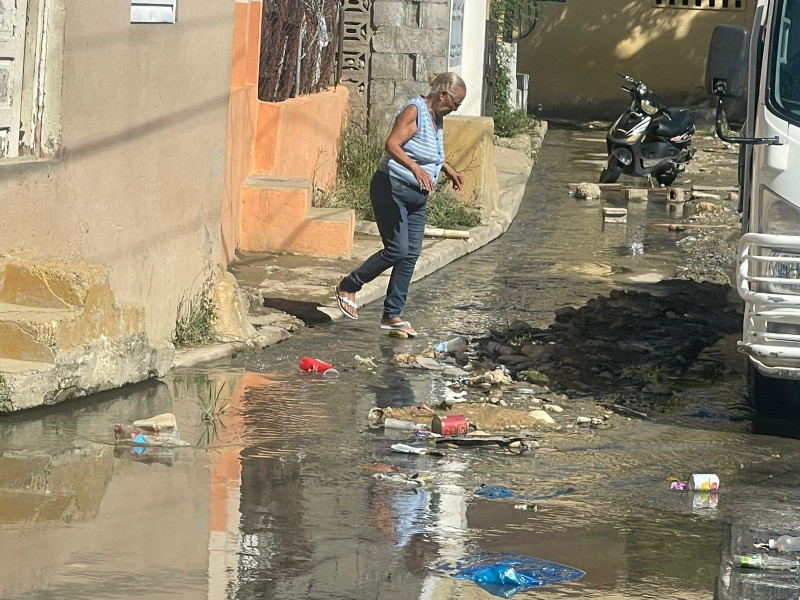 PERSONAS PASANDO CHARCO