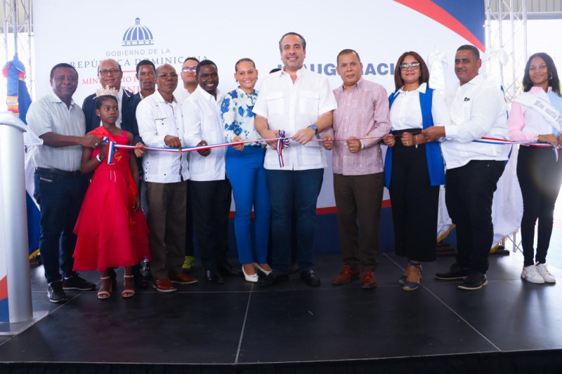 Alberto Rodríguez Mella corta la cinta que deja inaugurado el polideportivo del Centro Educativo Andrés Tolentino Tolentino.