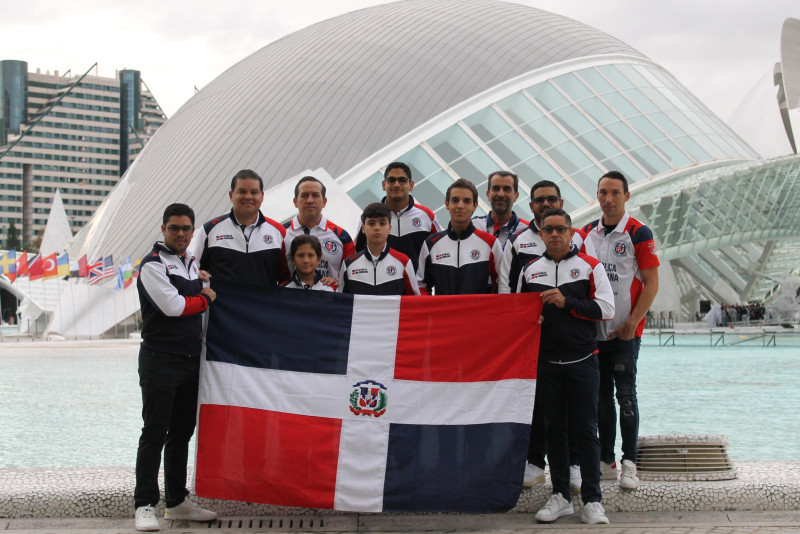 Integrantes de la Selección Nacional junto a Adriano Abreu Sued, capitán de la misma y presidente de la Federación Dominicana de Automovilismo.