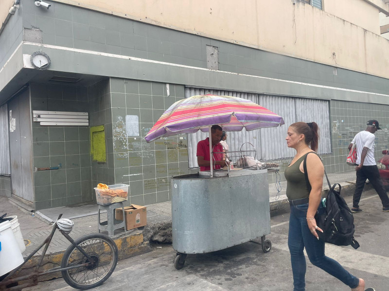 Peatones se quejan por las ocupaciones de las aceras en el Centro Histórico de Santiago.