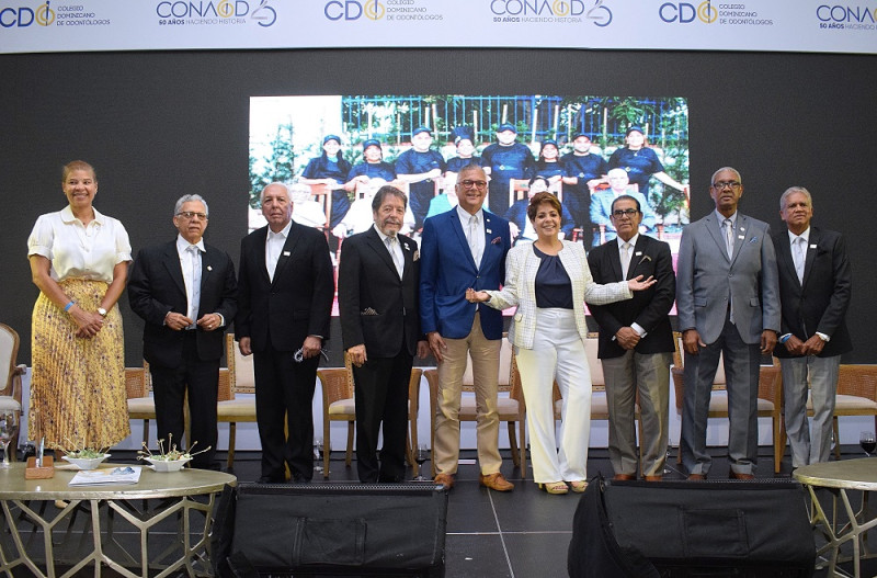 La doctora Virginia Laureano junto a los doctores reconocidos con el galardon al Mérito.