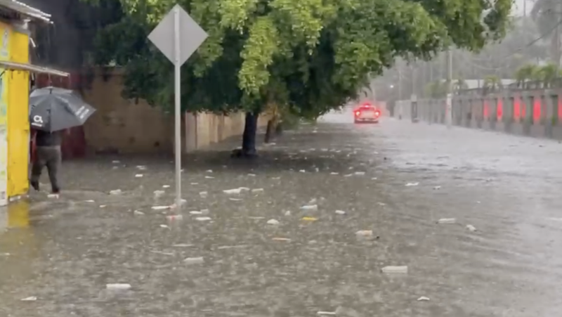 Calles y sectores inundados debido a las intensas lluvias registradas ayer en Santiago y en otras provincias del Cibao. El transporte urbano colapsó en la ciudad.