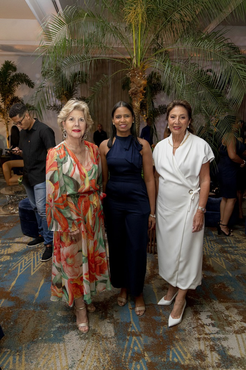 Norma de Vargas, Heidy Roque y Katingo Santelises.