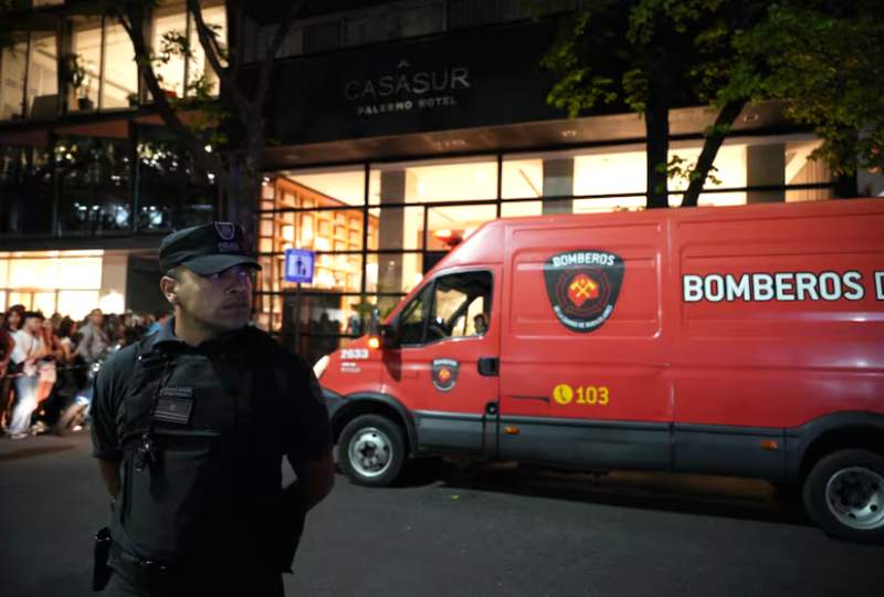 Los peritos se preparan para trasladar el cuerpo de Liam Payne mientras siguen llegando fans al hotel Casa Sur del barrio de Palermo