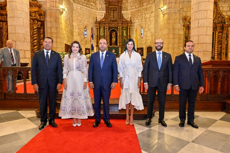 Ysidro García, vicepresidente ejecutivo senior de Negocios; Noelia García de Pereyra, presidenta del Voluntariado Banreservas; Samuel Pereyra, presidente ejecutivo de Banreservas; Fraysis Moronta, vicepresidenta ejecutiva senior de Capital Humano, Tecnología, Procesos y Operaciones; Francisco José Elías, vicepresidente ejecutivo senior de Subsidiarias; y José Manuel Almonte, vicepresidente ejecutivo senior administrativo, durante la misa del 83˚ aniversario de Banreservas en la Catedral Primada de América.