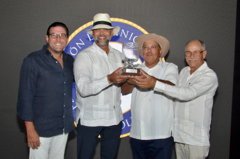 Enrique Valverde y Rafael Canario, de Fedogolf, entregan la Copa País, a Dorian Vargas, capitán y Albert Núñez, líder del Team USA, equipo campeón.