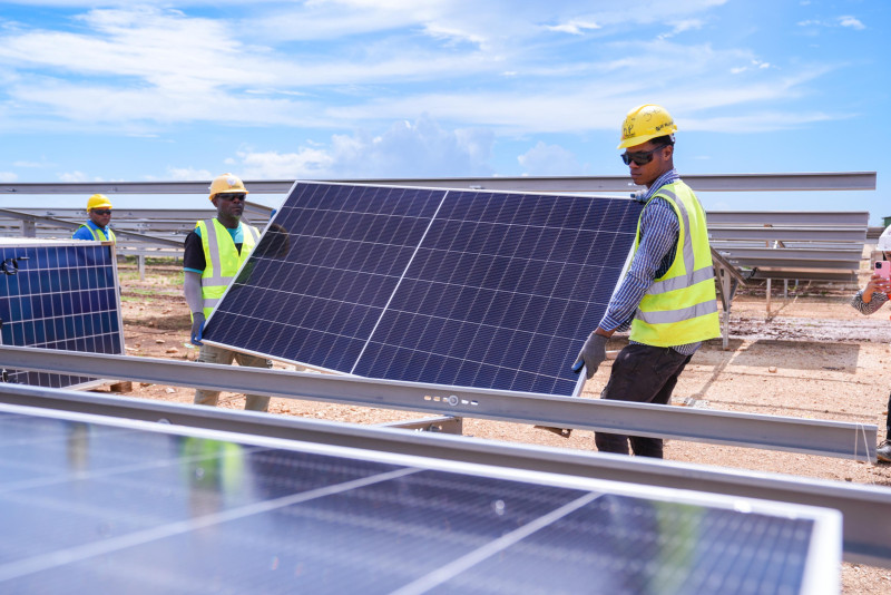 Técnicos realizan trabajos de levantamiento de paneles solares para proveer energía limpia y renovable a comunitarios de esa localidad