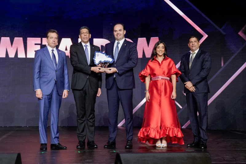 Fernando De La Vega recibe el premio del presidente de Adoexpo, Karel Castillo; su vicepresidenta ejecutiva, Roselyn Amaro Berges; y los ministros Víctor (Ito) Bisonó, Limber Cruz.