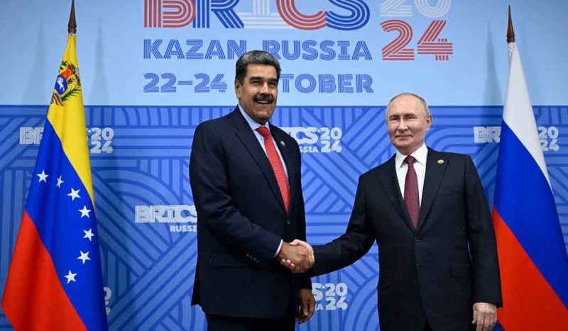 Los presidentes Nicolás Maduro y Vladimir Putin se saludan en la cumbre de los BRICS.