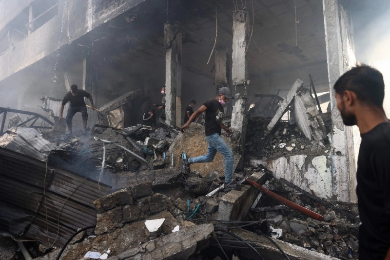 Edificio impactado ayer por ataques israelíes en el campamento de refugiados de Maghazi, en la franja de Gaza.