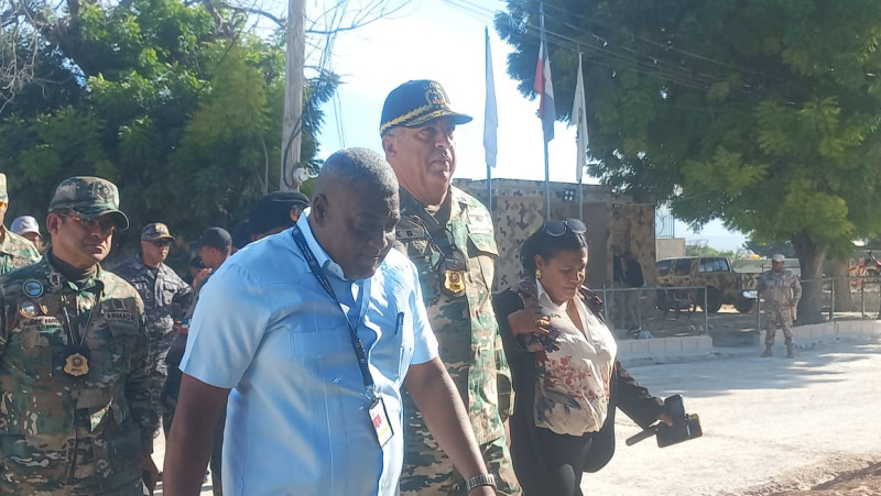 El vicealmirante Luis Rafael Lee Ballester, director general de Migración, mientras recorría Pedernales ayer.