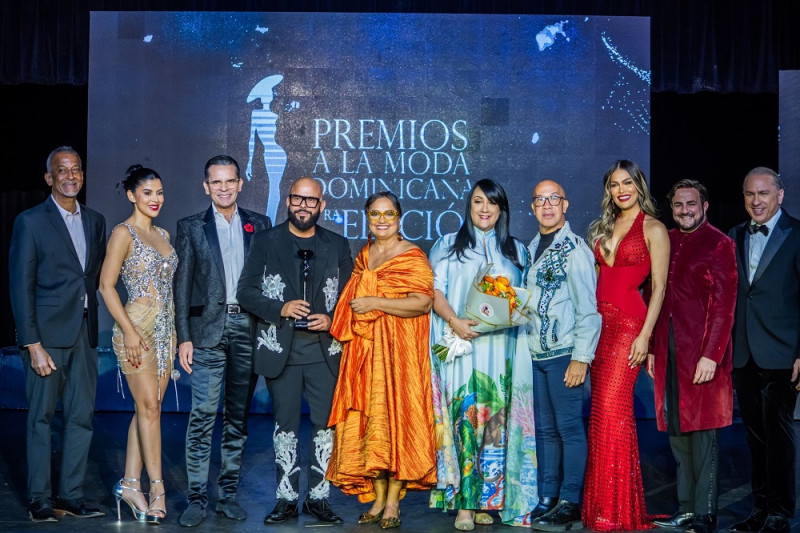 Sandro Guzmán recibe el Gran Galardón de manos de Stalin Victoria, Ceo de Premios a la Moda Dominicana, presentadores y jurados del premio