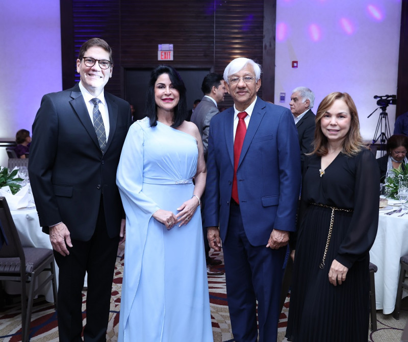 Eduard Gottschalk, Amelia Reyes Mora, Osvaldo Soriano y Fabeth Martínez.