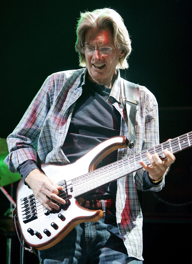 Phil Lesh, bajista innovador y miembro fundador de The Grateful Dead, falleció el viernes, según un comunicado en su cuenta de Instagram. Tenía 84 años.