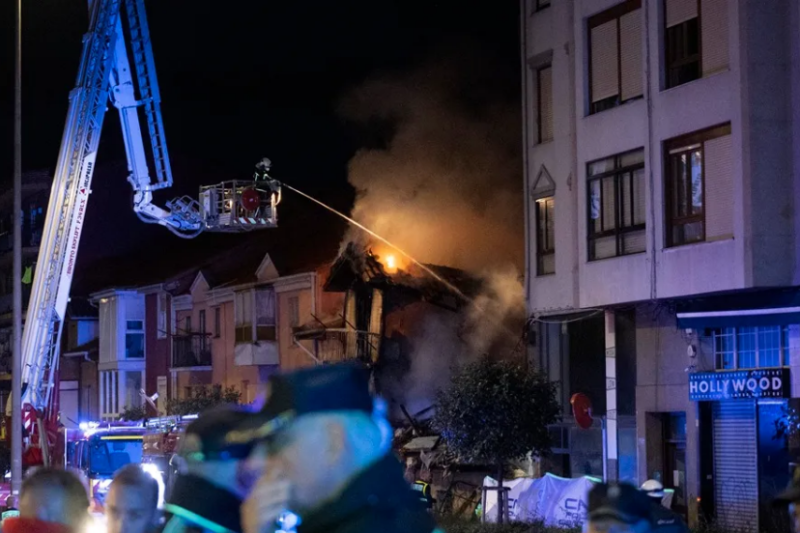 Trabajos de extinción del incendio causado por una explosión, este sábado en Santander