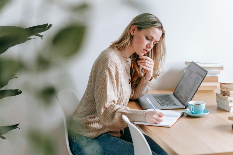 Mujer durante su búsqueda de trabajo. Foto de George Milton-Pexels.