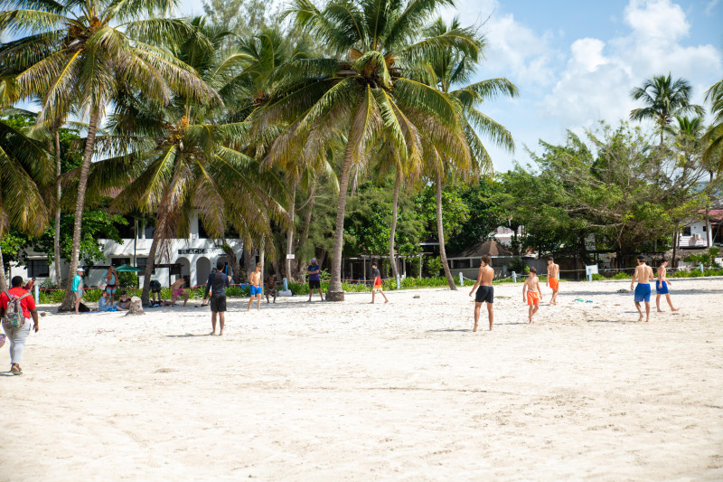 Personas jugando en Boca Chica