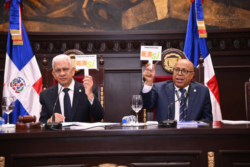 Los presidentes de ambas cámaras legislativas, Ricardo de los Santos y Alfredo Pacheco, encabezaron la sesión de la Asamblea Nacional Revisora